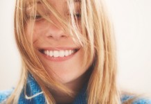 A (plain) face in a crowd woman messy hair face