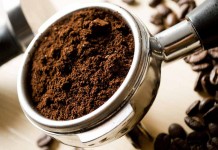 Use coffee grounds in the garden coffee grounds