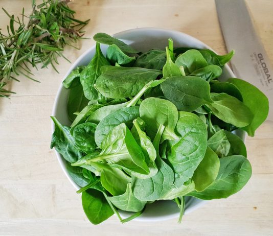 Eating green leafy vegetables might lower cataract development spinach