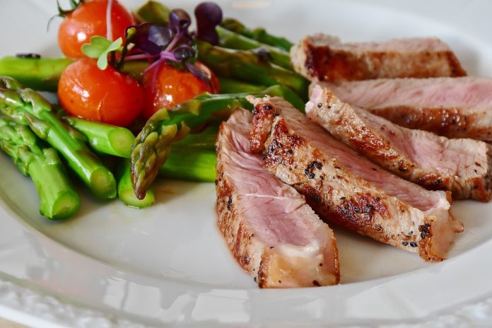 asparagus, tomatos and steak