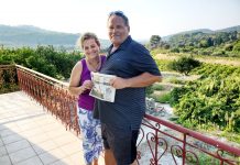 Visiting the Samos Island with Mike Smyczek and Kalliopi Tsakoumagos Mike Smyczek and Kalliopi Tsakoumagos took us to Samos Island in Greece. They visited a grape vineyard during harvest.