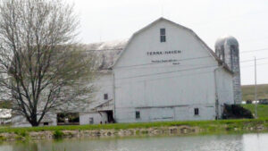 Klick barn ext wide shot