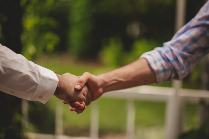 handshake-hands-holding