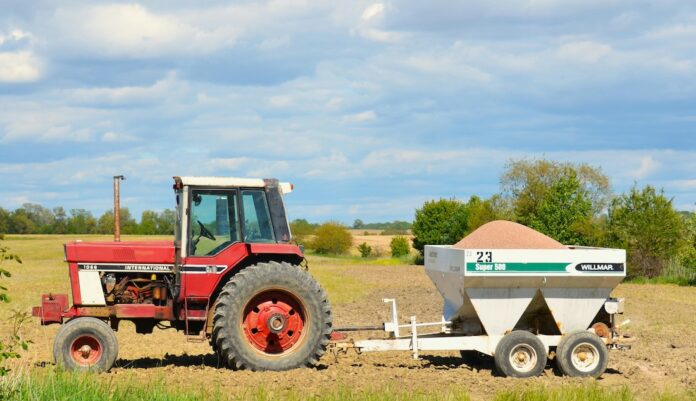 tractor-fertilizer-spreader